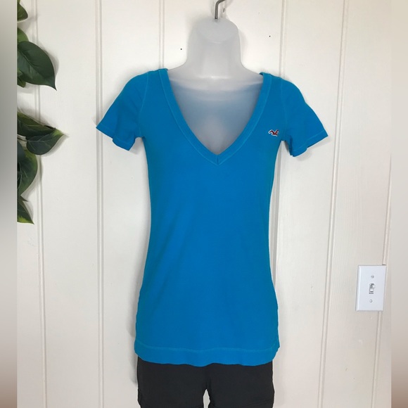 Hollister V-neck Blouse Large Open Back shape Teardrop or Oval
XS 0 - 2 Small - Picture 2 of 15